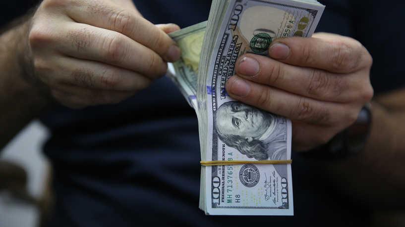 في أول أيام الافتتاح بعد الحظر.. ألف دولار "بقشيش" لعمال مطعم