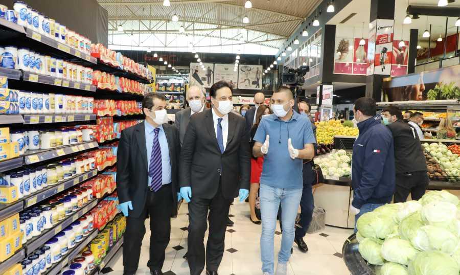 دياب يفاجئ المحال التجارية متفقدا الأسعار: لقمة اللبنانيين خط أحمر وممنوع المس بالأمن الغذائي