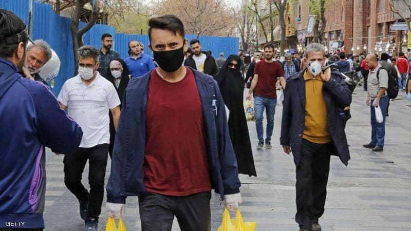 إيران تعلن هبوط عدد وفيات كورونا تحت المئة لليوم الثاني