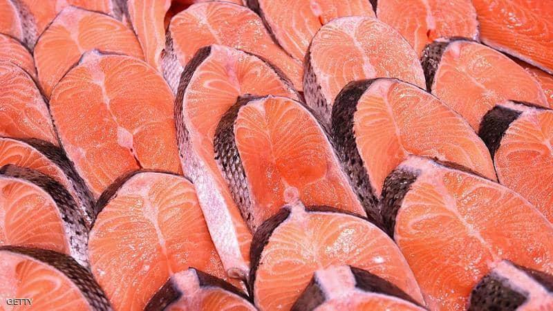 الصحة العالمية تحقق في سلالة كورونا الجديدة.. السلمون "متهم"