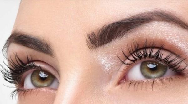 سبع حيل مضمونة للحصول على رموش طويلة