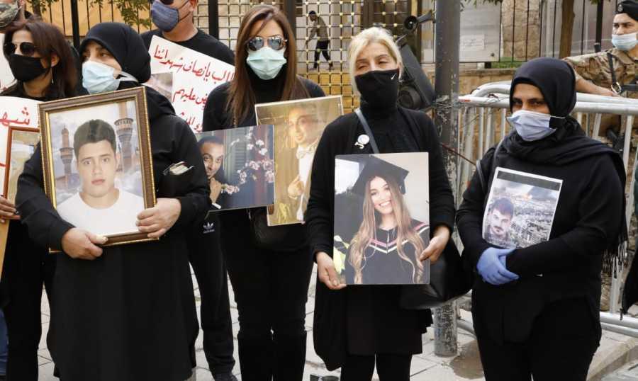 وقفة إحتجاجية لأهالي ضحايا انفجار مرفأ بيروت: أنصفونا بحكم نزيه وإلا..افرام: لمساواة شهداء الإنفجار بشهداء الجيش