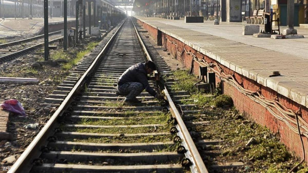 أرادتا الاعتراض.. فارتكبتا "جناية" على سكة القطار