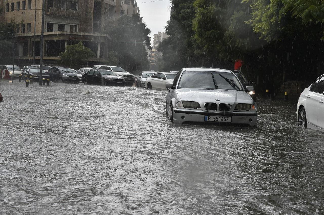 بالصور : لبنان يغرق بمياه الأمطار