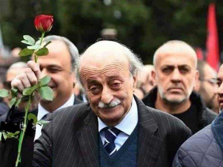 جنبلاط وضع زهرة على ضريح كمال جنبلاط في المختارة في ذكرى ميلاده