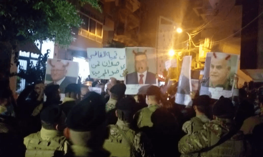 اعتصام داعم امام منزل القاضي صوان.. "لاستدعاء كل المسؤولين او التنحي"