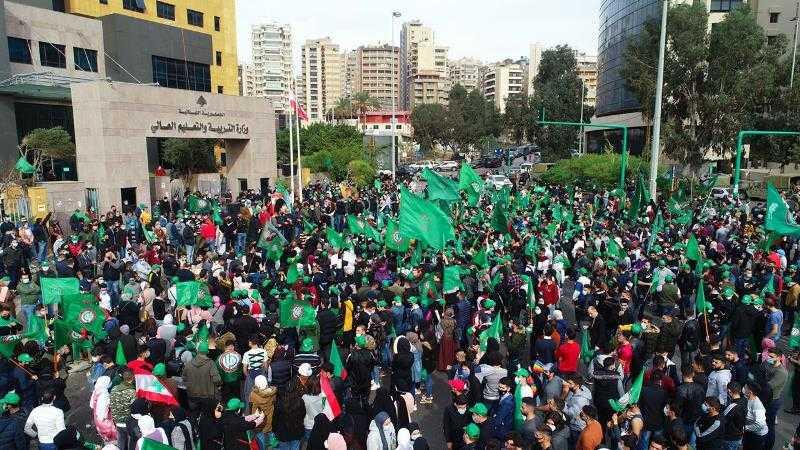 وقفة طالبية لـ"أمل" رفضا لرفع الاقساط