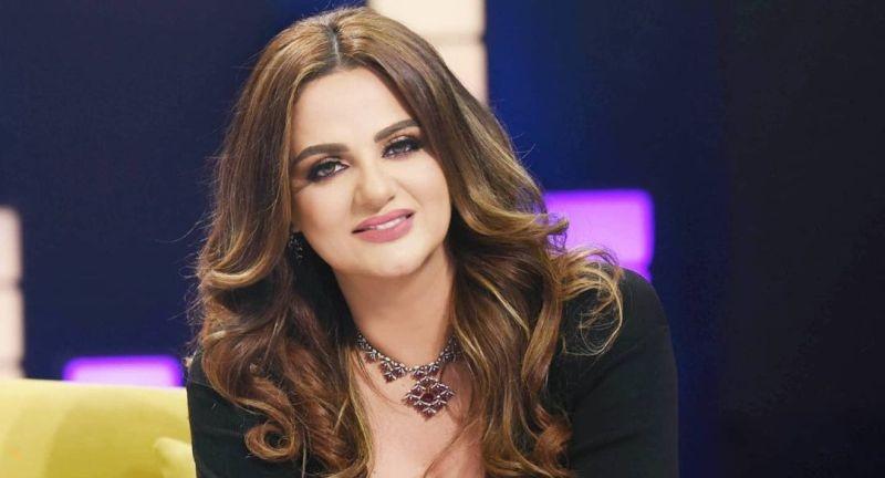 باسكال مشعلاني بلقطات عفوية مع إبنها من أمام شجرة الميلاد