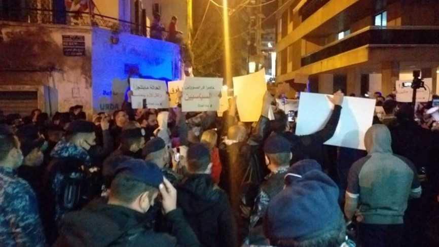 ناشطون من أمام منزل القاضي صوان: تابع التحقيقات فورا ومن دون مماطلة