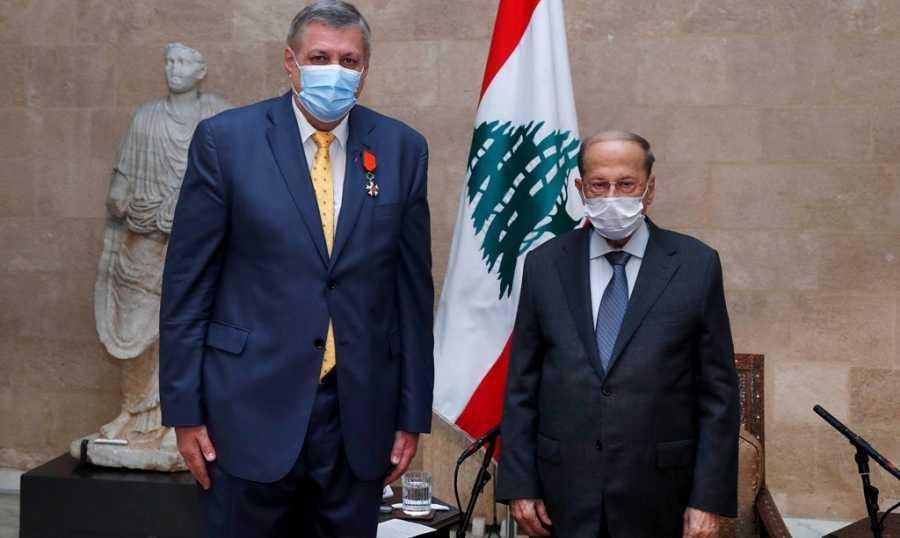 عون يمنح كوبيش وساما: متمسكون بالمواثيق والقرارات الدولية