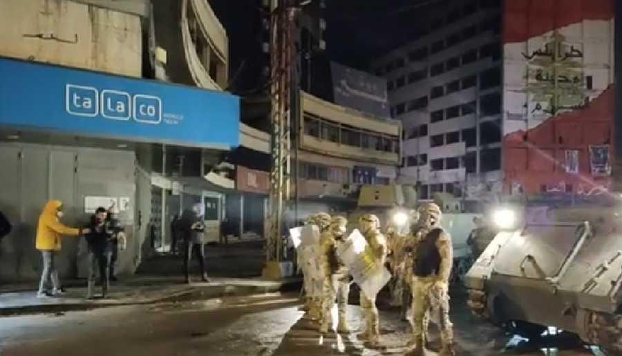 وفي اليوم الخامس: الهدوء يسيطر على ساحة النور بعد رشق حجارة.. وانتشار كثيف للجيش