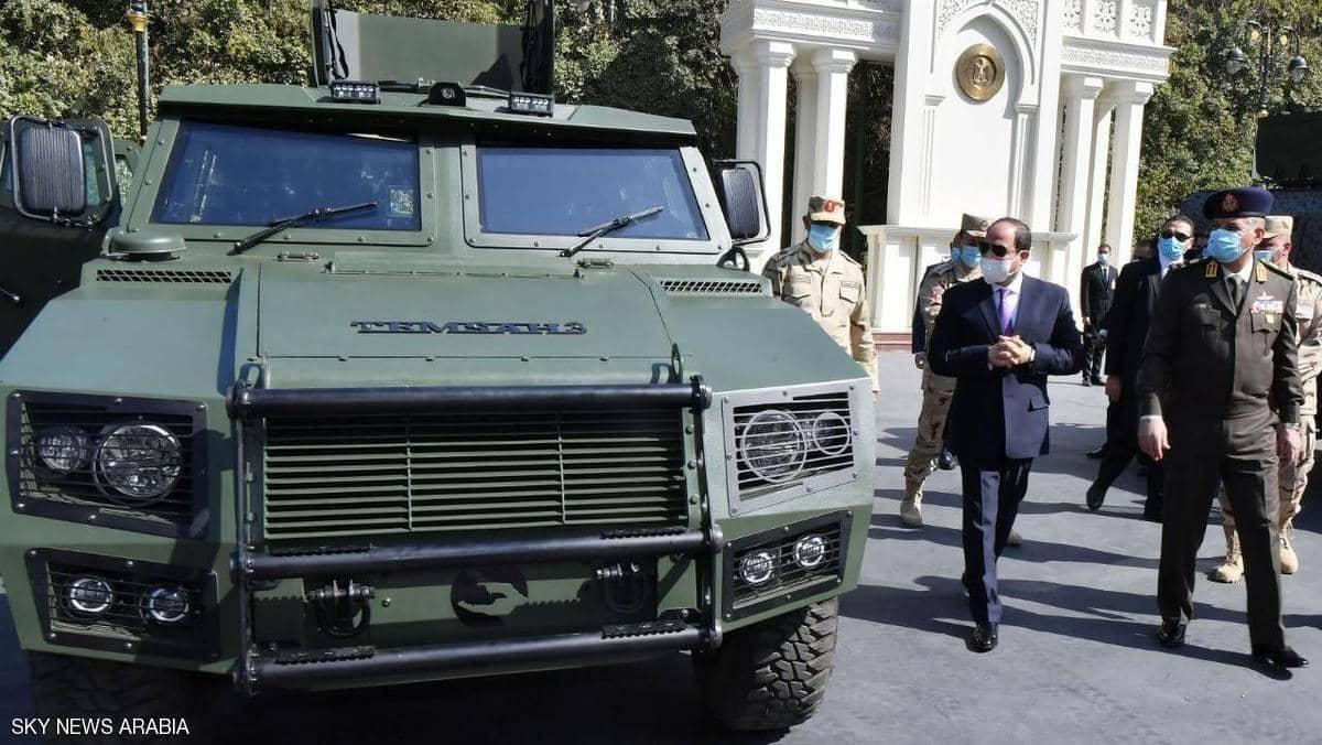 السيسي يتفقد مركبات مدرعة طورها الجيش المصري