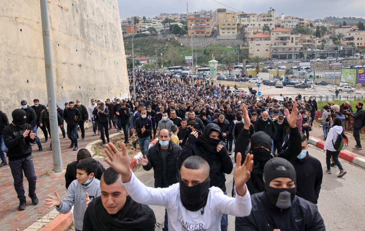 مئات العرب الإسرائيليّين يتظاهرون بعد مقتل شاب على أيدي الشرطة