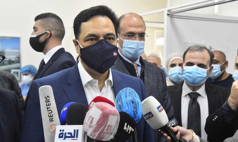 إنطلاق عملية التلقيح ضد "كورونا".. دياب: اليوم مش دوري وحسن: أنا خارج الطبقة المستهدفة