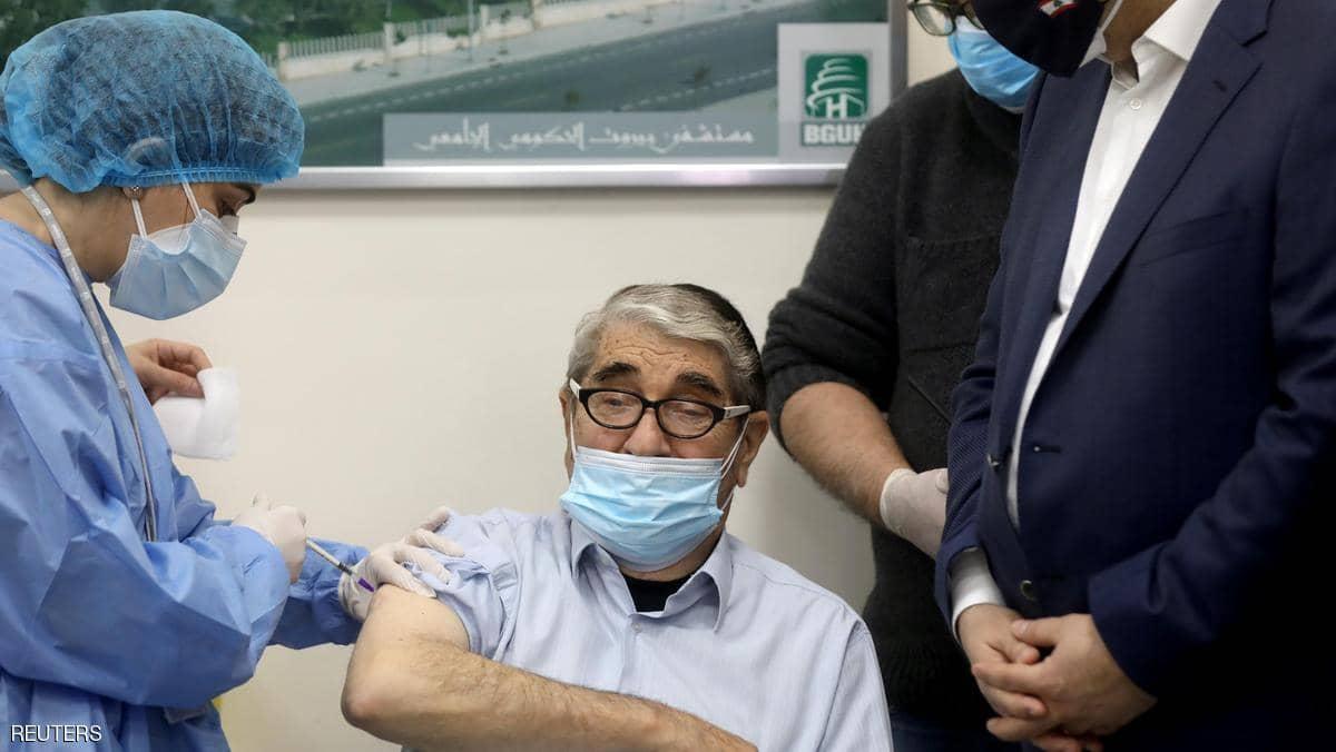 لبنان.. إعطاء أول جرعة من لقاح كورونا لطبيب وفنان شهير