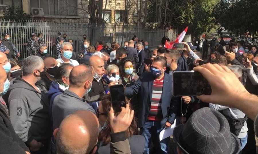 اهالي شهداء المرفأ يحتجون رفضا لقرار تنحية صوان: "اليوم قتلتمونا من جديد .. ولن نخرج من الشارع"