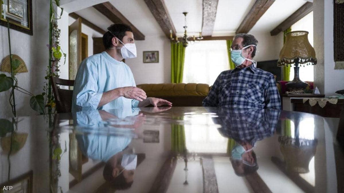 هل ينتقل كورونا بين أفراد الأسرة "بشكل أسرع"؟