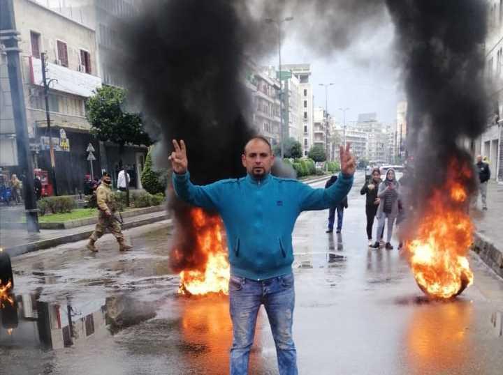 دولار الـ 10آلاف يشعل لبنان.. قطع طرق وحرق دواليب وقفل محال صيرفة بالقوة .. "ما عم نقدر ناكل يا وطن"