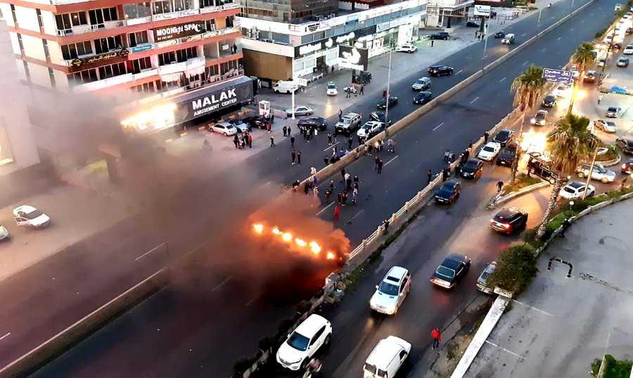 وفي اليوم الخامس.. جنون الدولار والاسعار يلهب الشارع .. "لإسقاط النظام وتعليق المشانق"