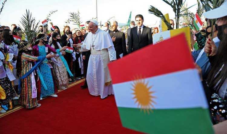 البابا فرنسيس في "المدينة الجريحة" وسط استقبال حافل.. "التناقص المأساوي بأعداد مسيحيي الشرق الأوسط ضرر جسيم"