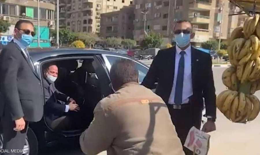 فيديو السيسي و"بائع الفاكهة" يشعل مصر.. ما القصة؟