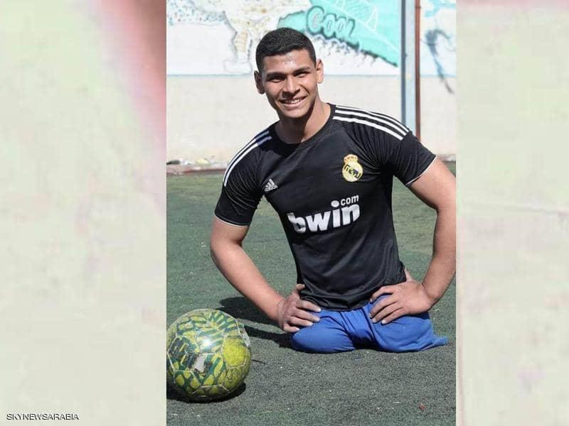 بالصور.. مصري من أصحاب الهمم يستعرض مهارته بلعب الكرة بيديه