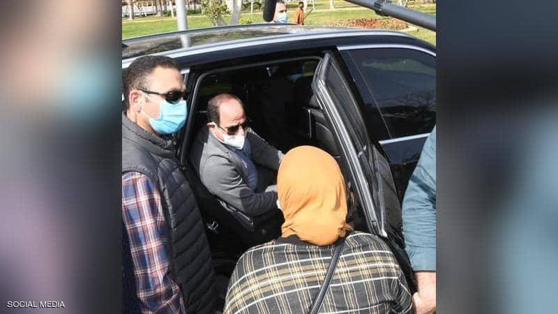 فيديو: السيسي يلتقي المواطنين.. ويعد سيدة بتحقيق مطالبها