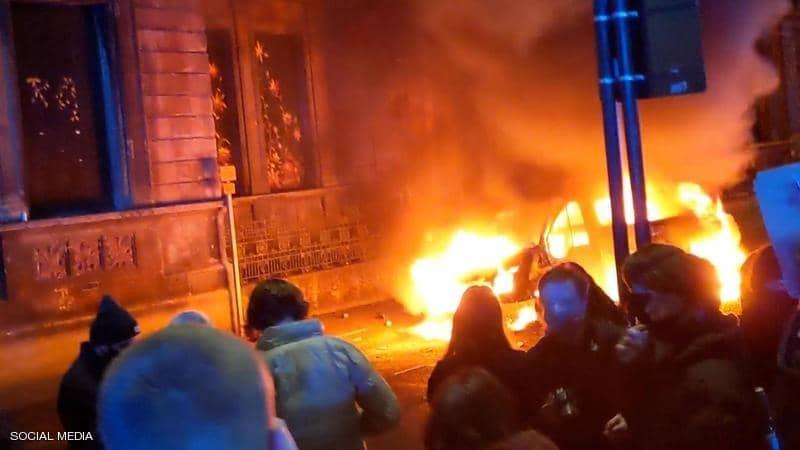 بريطانيا.. احتجاجات "عنيفة" والنيران تلتهم سيارتي شرطة
