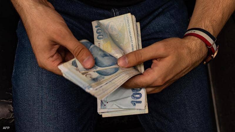 تراجعت 16 بالمئة في يوم.. تدخلات أردوغان تهوي بالليرة