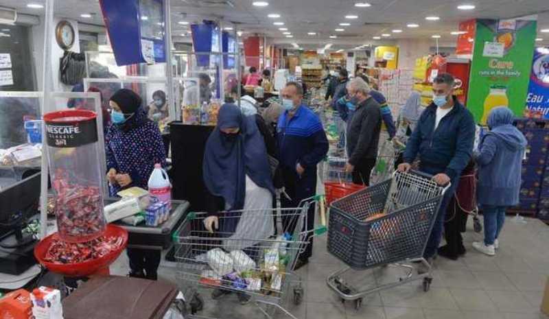 انهيار سعر صرف الليرة يهدد نمط عيش اللبنانيين.. وهذا هو الأسوأ الذي ينتظرنا