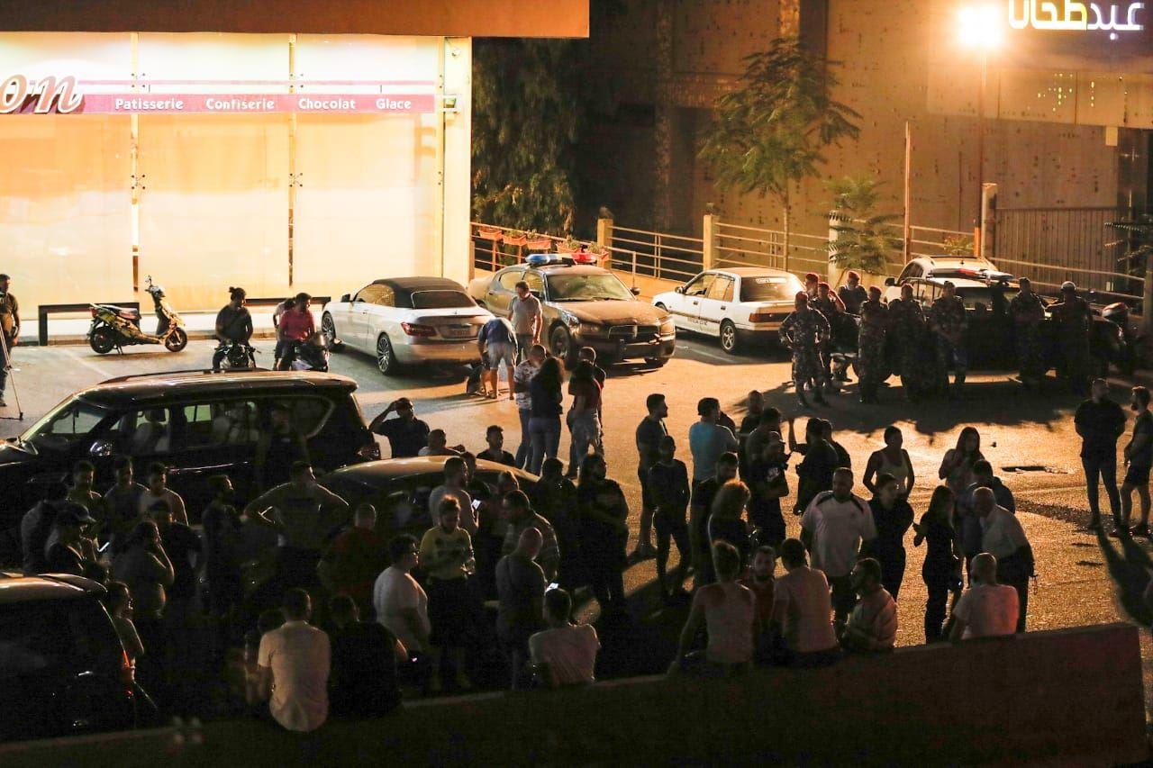 محتجون قطعوا أوتوستراد الزوق بالاتجاهين بالشاحنات... زحمة سير وانتشار للجيش