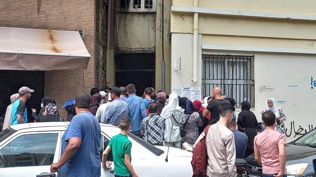 وعِدوا بحليب الأطفال فتسابقوا إلى طابور الذلّ... كرامة المواطن تهان مرتين