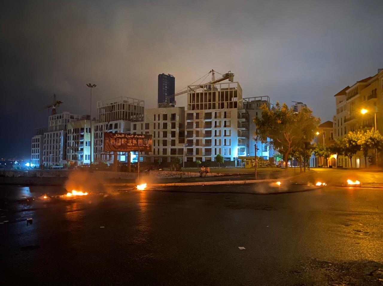 نذرُ تصعيد في الشارع… قطع طرق ليلاً في المناطق وترقّب لتحرّكات الغد