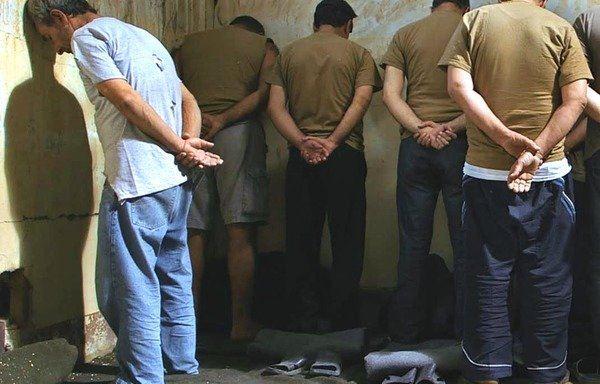 باعوا منازلهم وأراضيهم من أجل أولادهم المعتقلين... عائلات سورية ضحية "سماسرة"