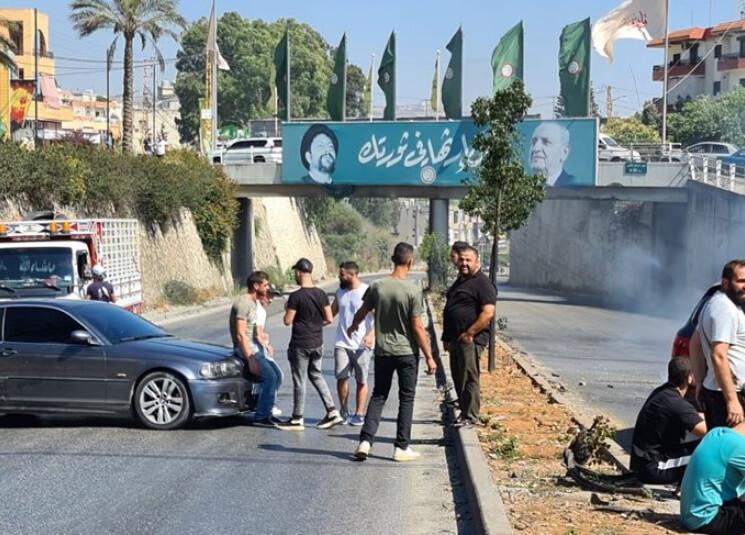 احتجاجات في مناطق عدة.. وما هي الطرقات المقطوعة؟