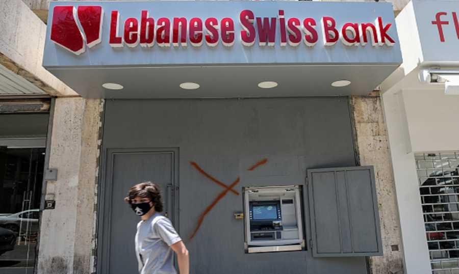 اقتحام البنك اللبناني - السويسري ظاهرة مقلقة في زمن الانهيار هل تهديد اتحاد موظفي المصارف سيفرمِل دعوة التواصل الاجتماعي؟!