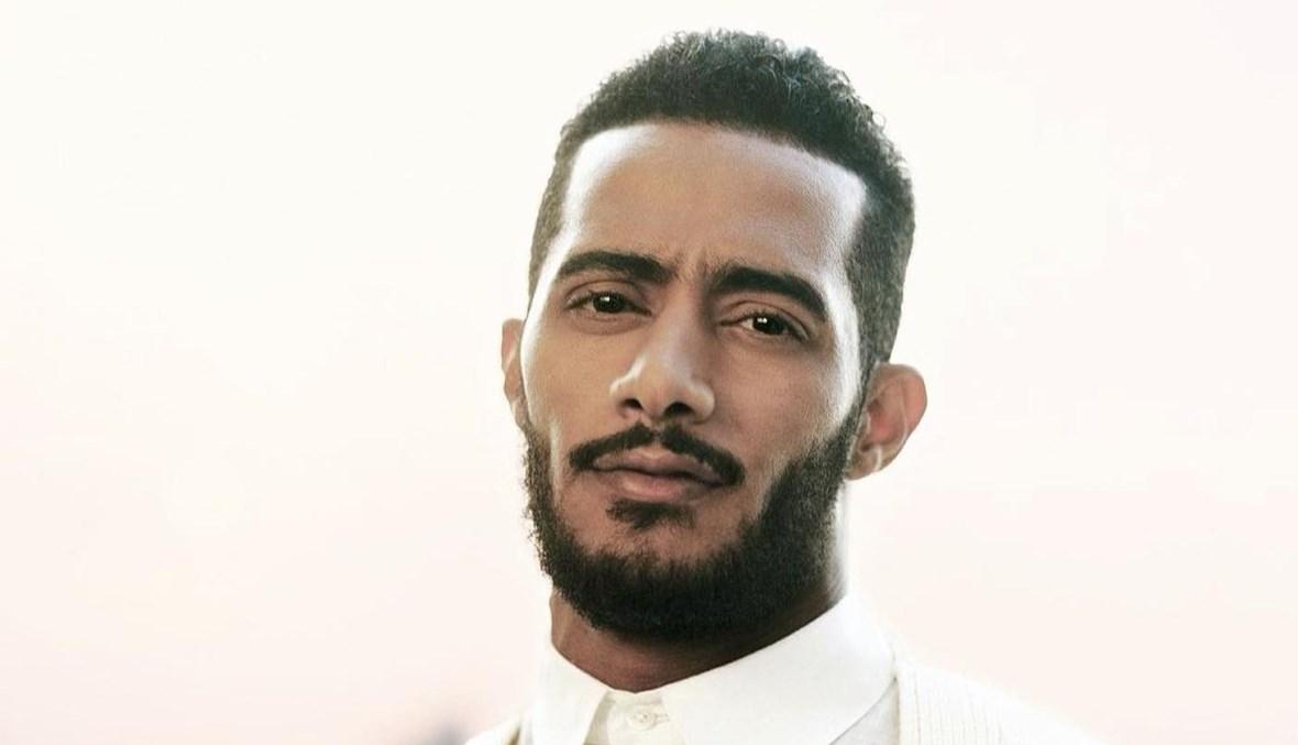 أعاد نشرها عبر "إنستغرام"... صورة محمد رمضان على ملازم طلاب الجامعات