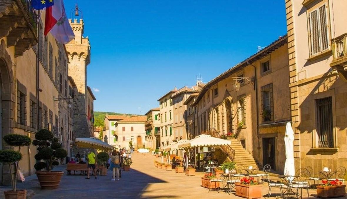 مدينتان إيطاليتان تدفعان أموالاً... وخصومات مقابل العيش فيهما