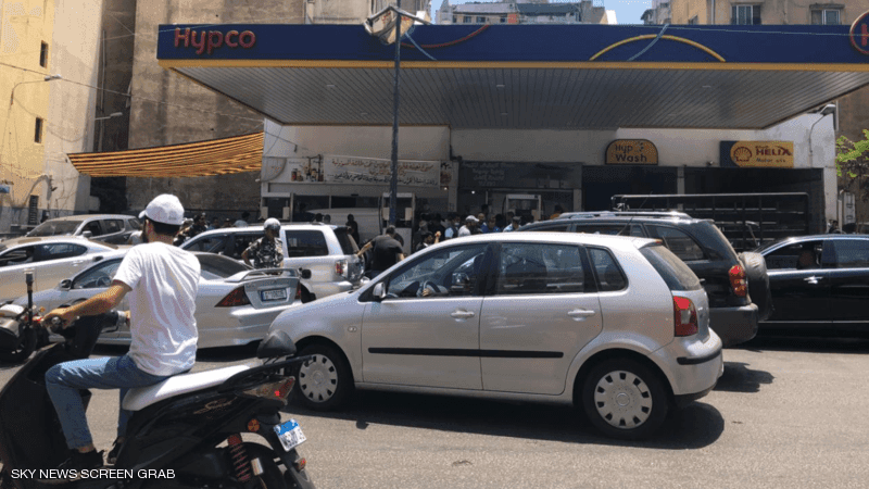 ارتفاع أسعار المحروقات بلبنان.. ومسؤول يعد بـ"زوال الطوابير"