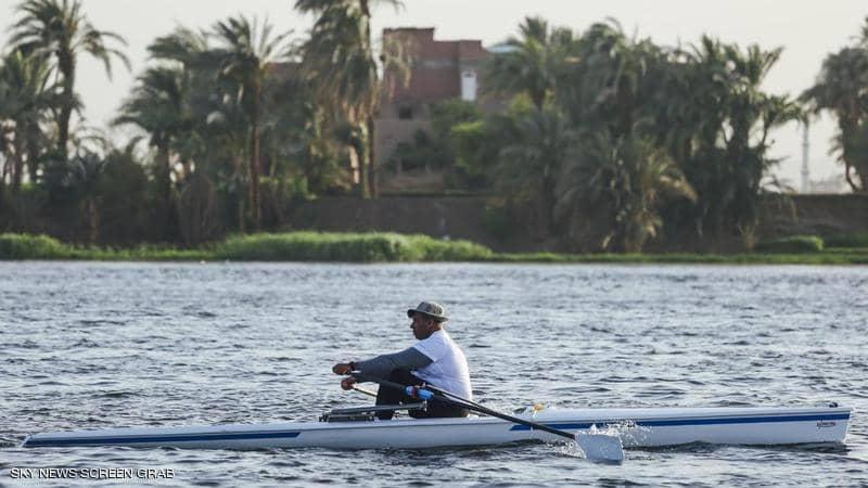 بقارب صغير.. بطل مصري يجتاز أطول رحلة تجديف بنهر النيل