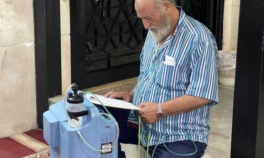 لجأ إلى المسجد فجراً لتشغيل آلة الاوكسجين...