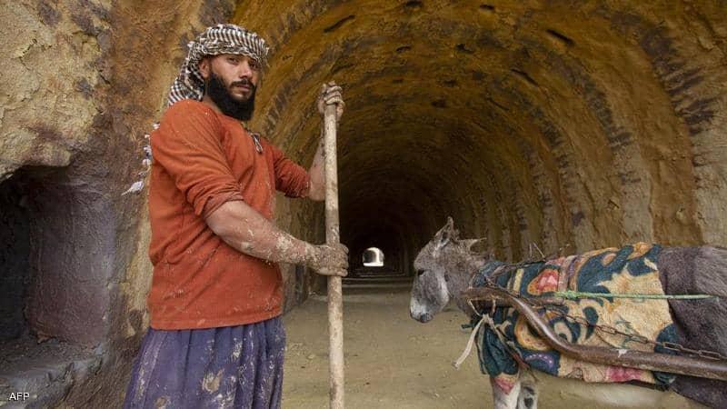 طرق وعرة واستخدام الدواب.. هكذا يواجه العراقيون أزمة المياه