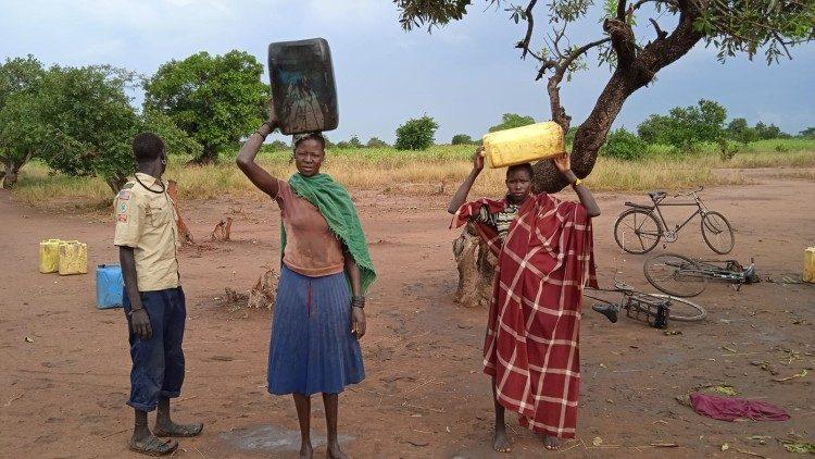 البابا فرنسيس يقدم مساعدات لحفر بئر في أوغندا