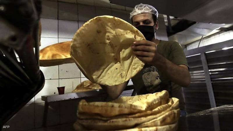 ارتفاع جديد بسعر الخبر في لبنان.. ومحتجون غاضبون في الشارع
