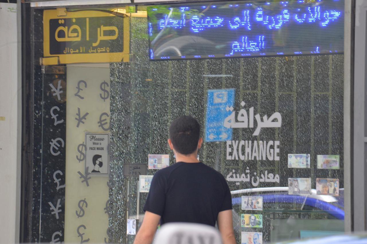 الدولار في السوق السوداء عند مستوياته المرتفعة... كم بلغ اليوم؟