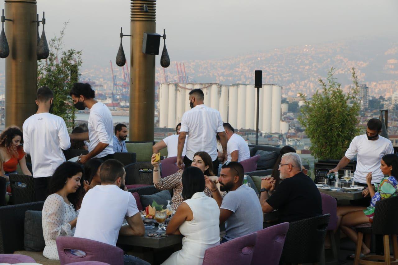 صوامع مدمرة وسهرٌ في ليل بيروت... أهلاً بكم في صيف التناقضات