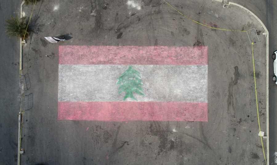  الرسام جيوفاني باسيل يرسم أكبر علم لبناني بالطبشور