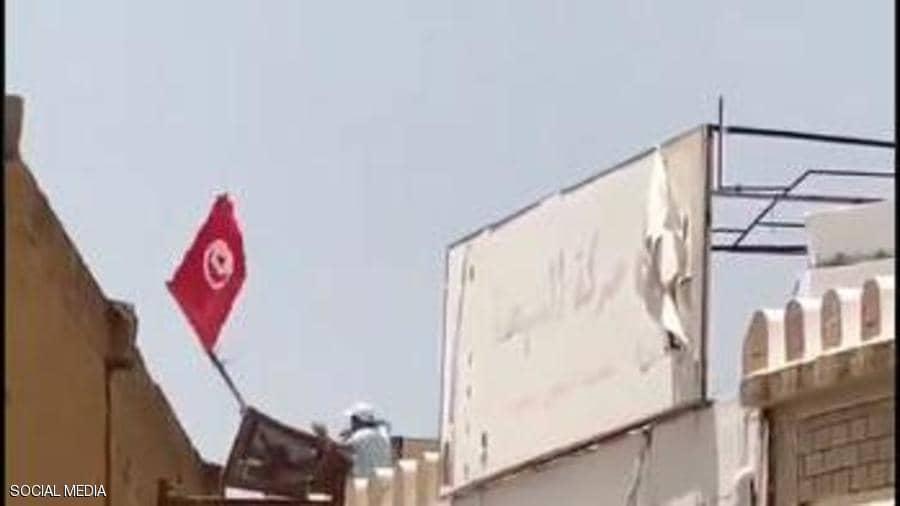 عنصر بحركة النهضة يدفع محتجا من فوق سطح مبنى