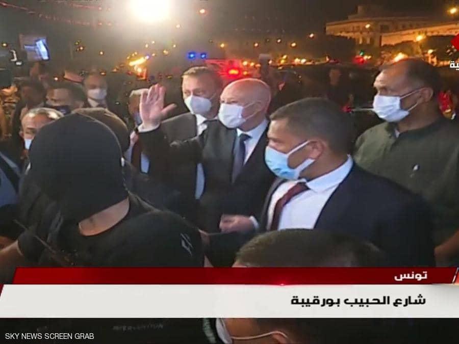 بعد مرسوم الإقالة..سعيد ينزل شارع بورقيبة ويشارك بالاحتفالات