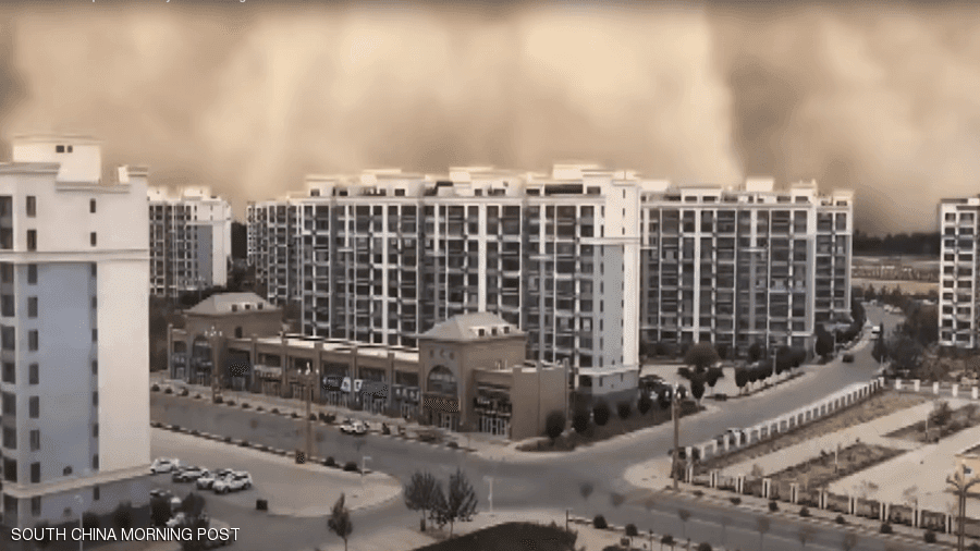 جدار رملي عملاق يبتلع مدينة في الصين